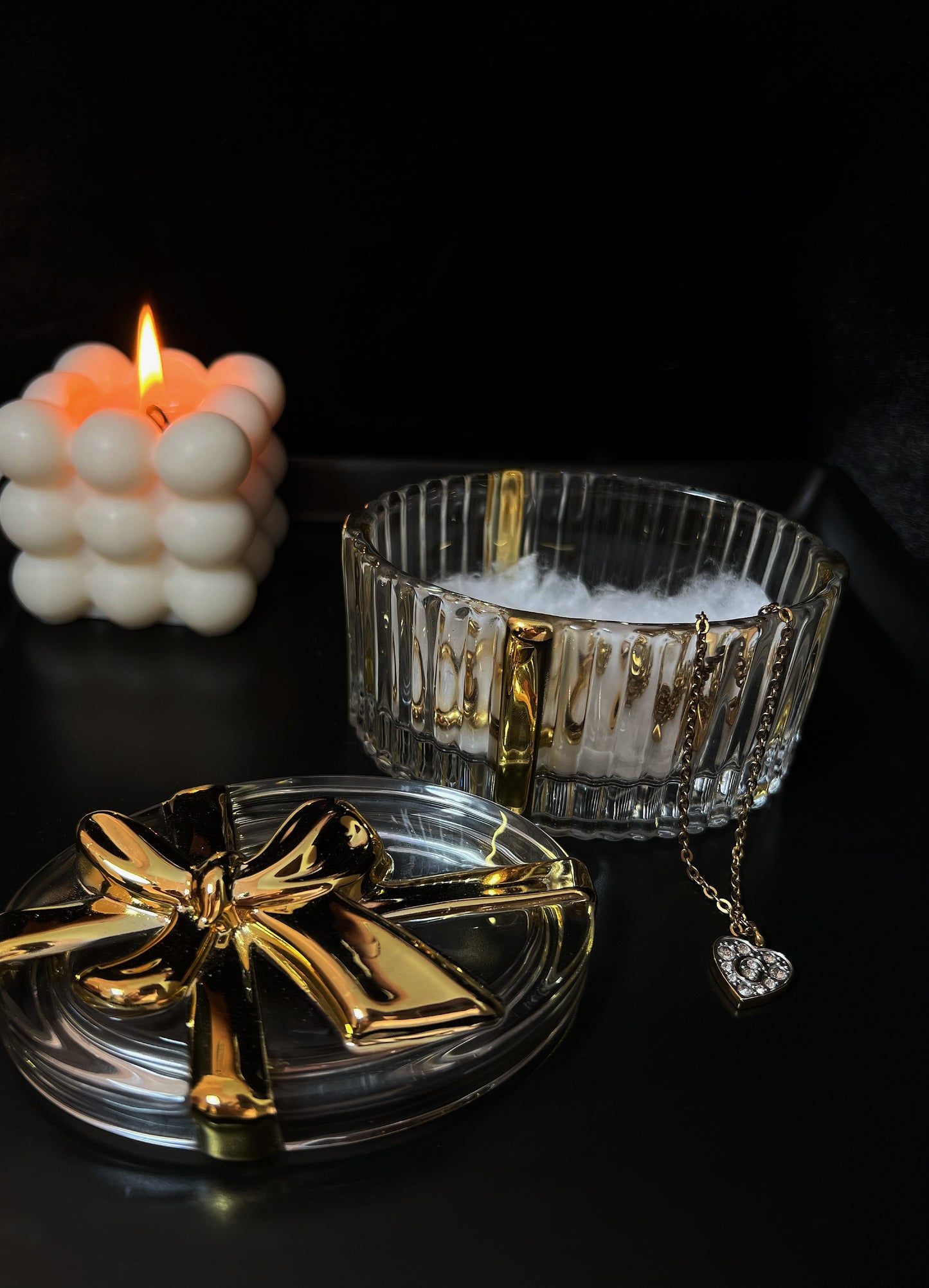 Découvrez l'élégance et la fonctionnalité avec notre boîte à nœud en verre doré.